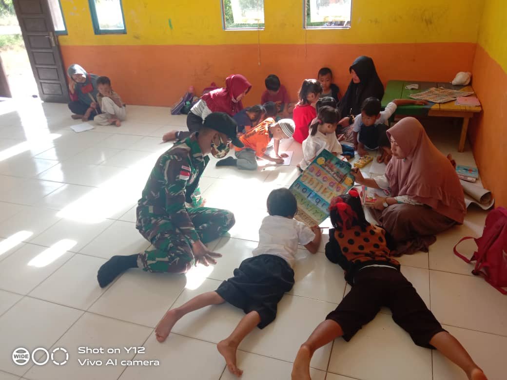 Satgas Pamtas Yonif 642/Kapuas Bantu Guru Perbatasan Ajar Siswa