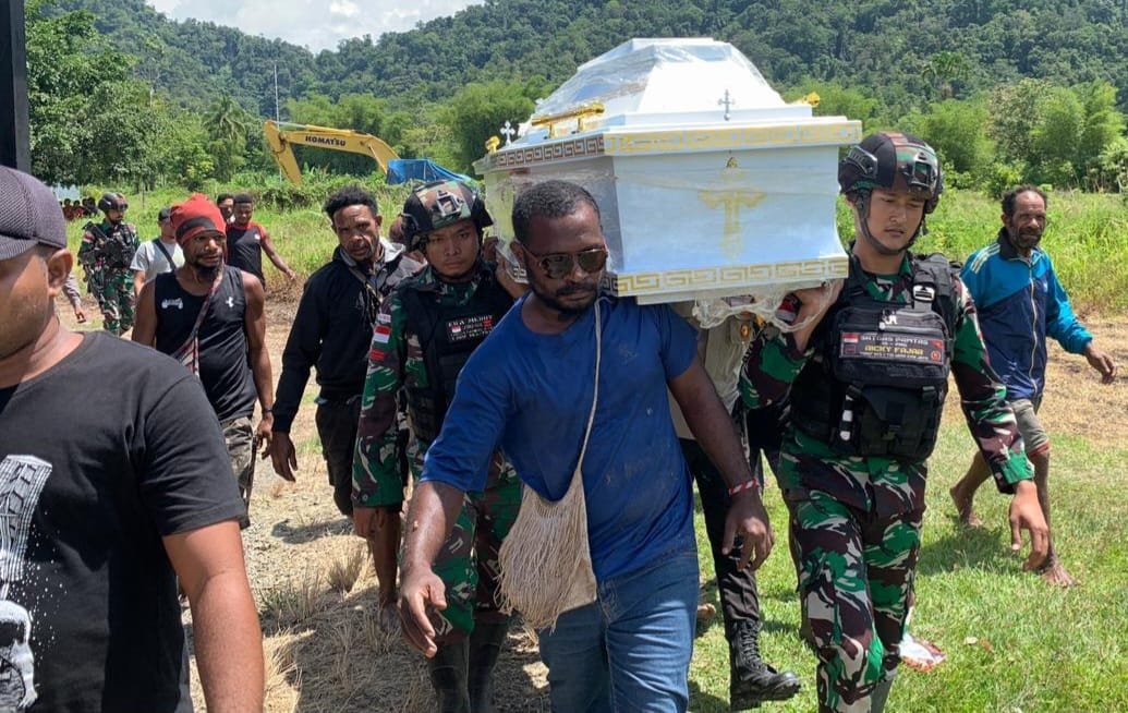 Kepedulian Satgas Yonif 143/TWEJ Tanggap Bantu Warga Perbatasan RI-PNG