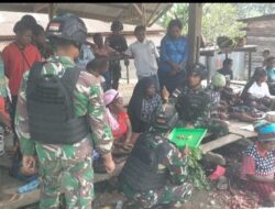 Yonif Raider 142/KJ Ajarkan Cara Membuat Pisang Sale