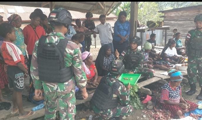 Yonif Raider 142/KJ Ajarkan Cara Membuat Pisang Sale