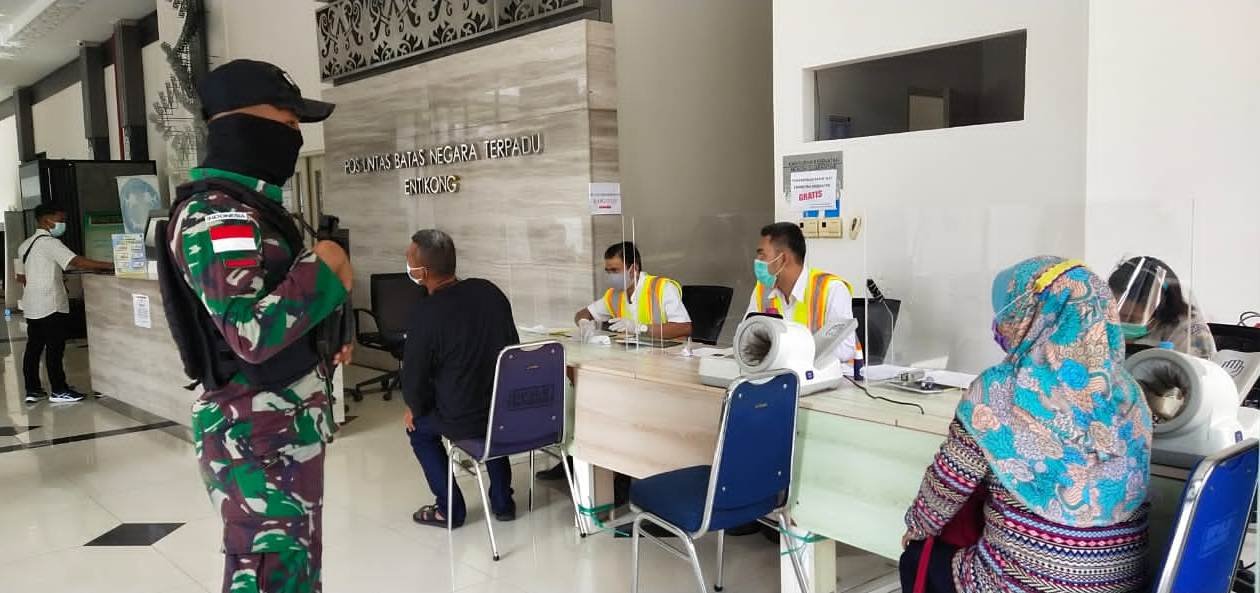Satgas Pamtas Yonif 642 Awasi PMI untuk Cegah Penyebaran Covid-19