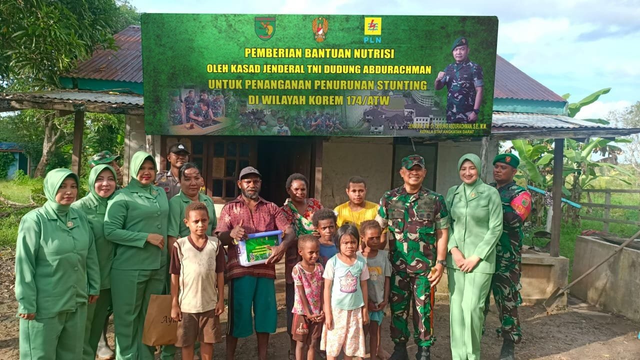Danrem Merauke Brigjen TNI Agus Widodo Bagikan Tambahan Gizi untuk Anak Stunting