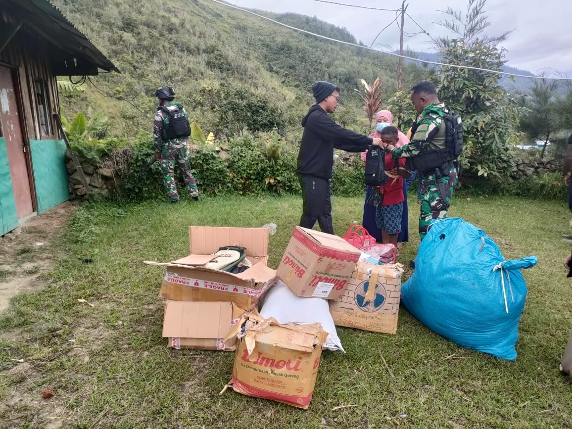 Satgas Kodim Yalimo Yonif RK 751/VJS Bagikan Sembako Pakaian dan Tas Sekolah untuk Warga Binaan
