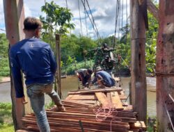 Satgas Pamtas Yonif 642/Kapuas dan Masyarakat Perbaiki Jembatan Rusak