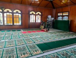 Personel Yonif 642/Kapuas Bersihkan Masjid Al-Amin di Jumat Berkah