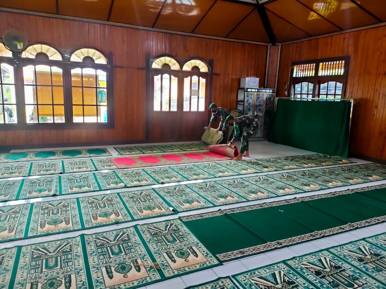 Personel Yonif 642/Kapuas Bersihkan Masjid Al-Amin di Jumat Berkah