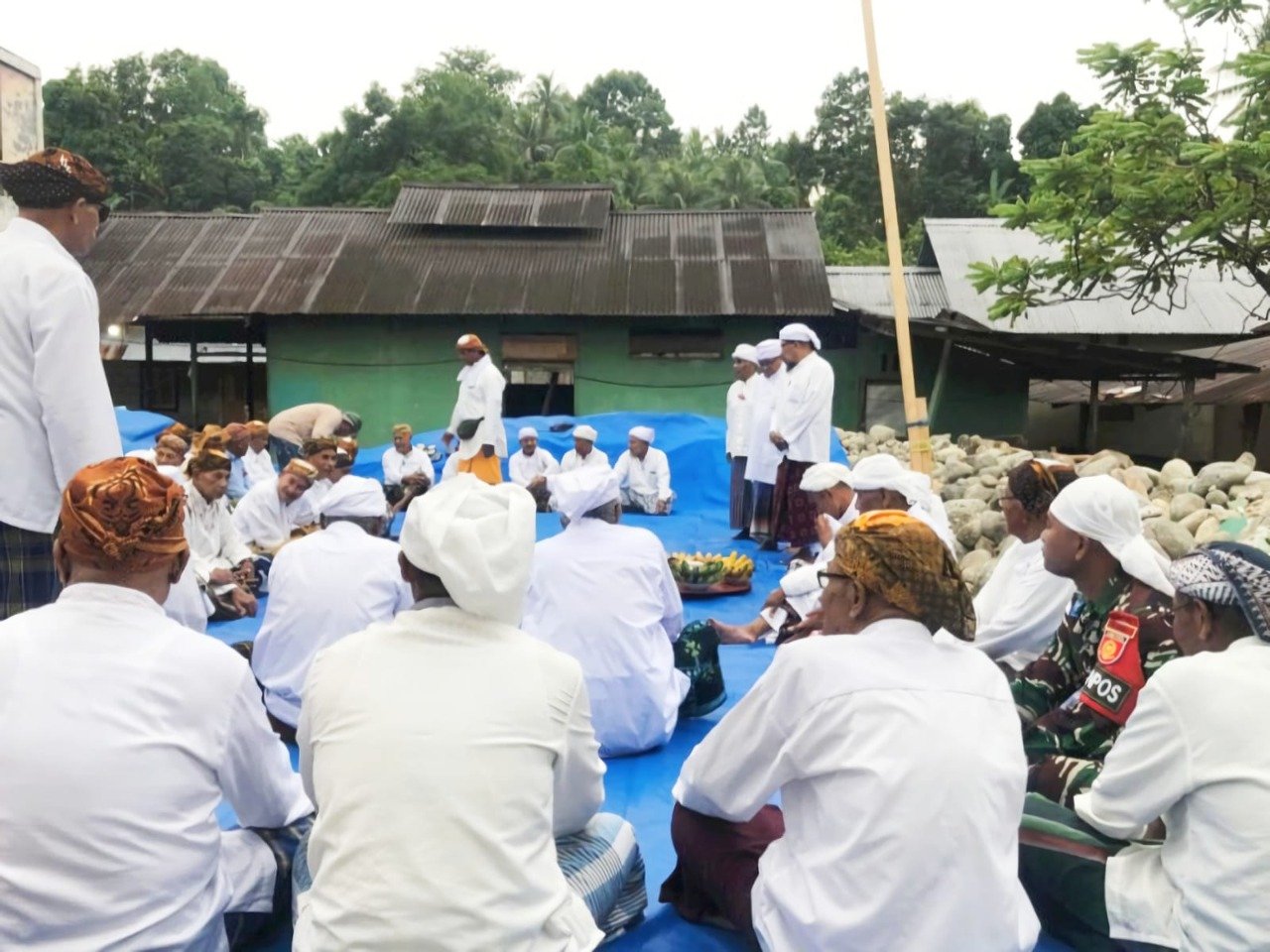 Prajurit Ajusta dan Warga Maluku Gotong Royong Lestarikan Rumah Adat