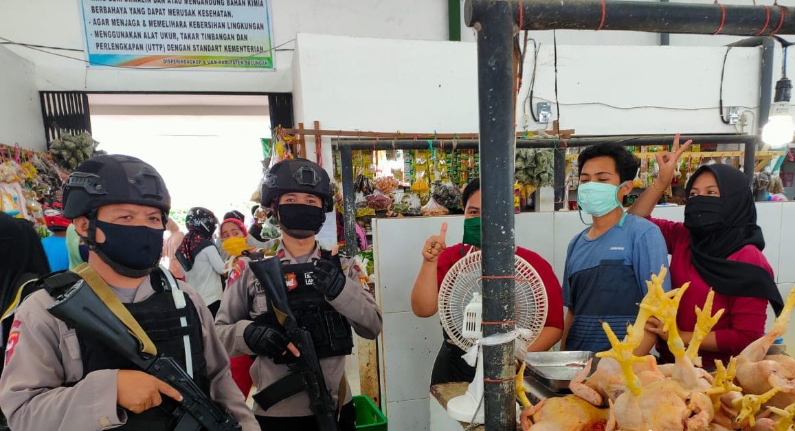Brimob Kaltara Patroli di Pasar Bulungan, Ingatkan Protokol Kesehatan