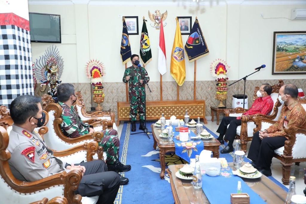 Panglima TNI Beri Piagam Penghargaan ke Gubernur dan Forkopimda Bali