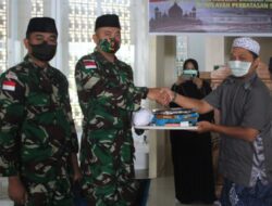 Yonif 131/Bagikan Al-Quran dan Perlengkapan Shalat di Papua untuk Isra Miraj