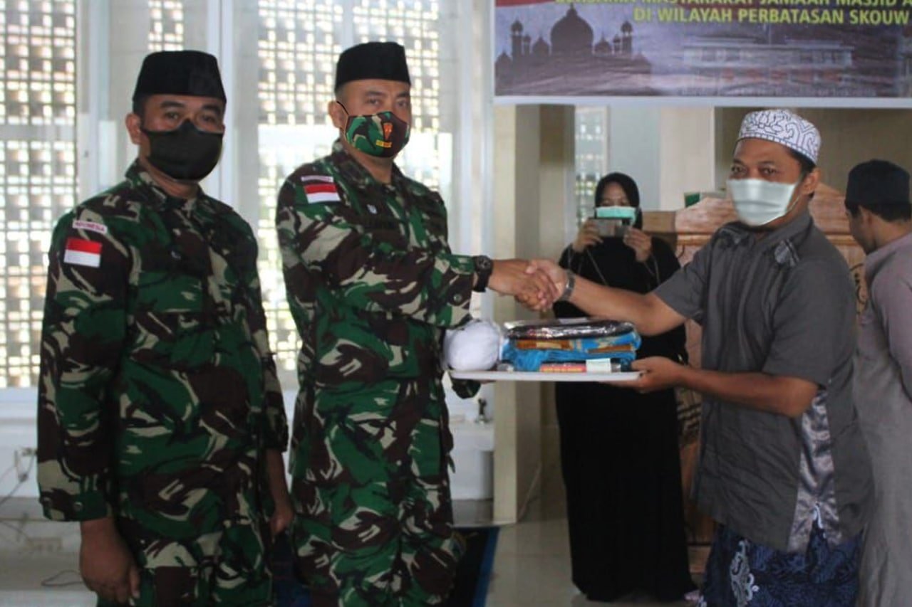 Yonif 131/Bagikan Al-Quran dan Perlengkapan Shalat di Papua untuk Isra Miraj