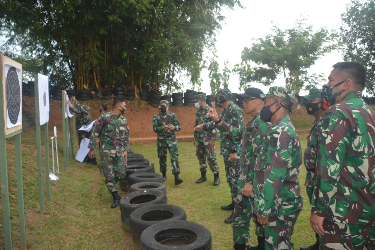 Pangdam XVII Cenderawasih Latih Menembang Pistol Bersama Pejabat Kodam untuk Tingkatkan Kemampuan