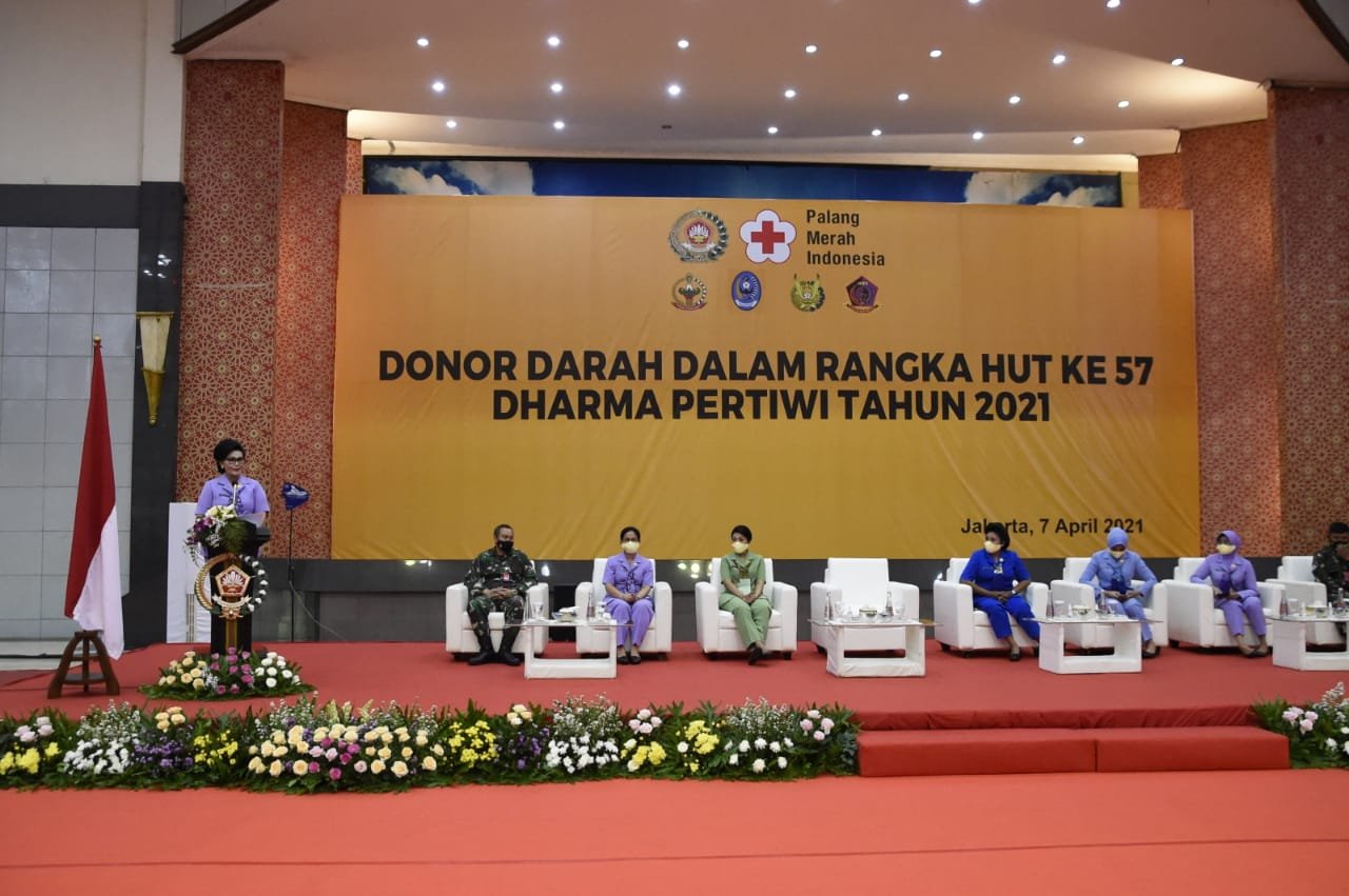 Istri Prajurit TNI Ratusan Orang Donor Darah Sambut HUT Dharma Pertiwi 57
