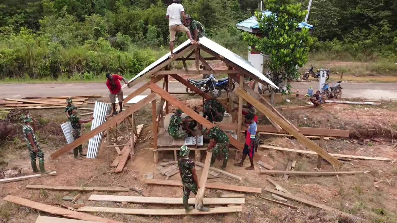 Satgas Pamtas Yonif 125/Simbisa Bangun Portal dan Pos Kamling di Baidub