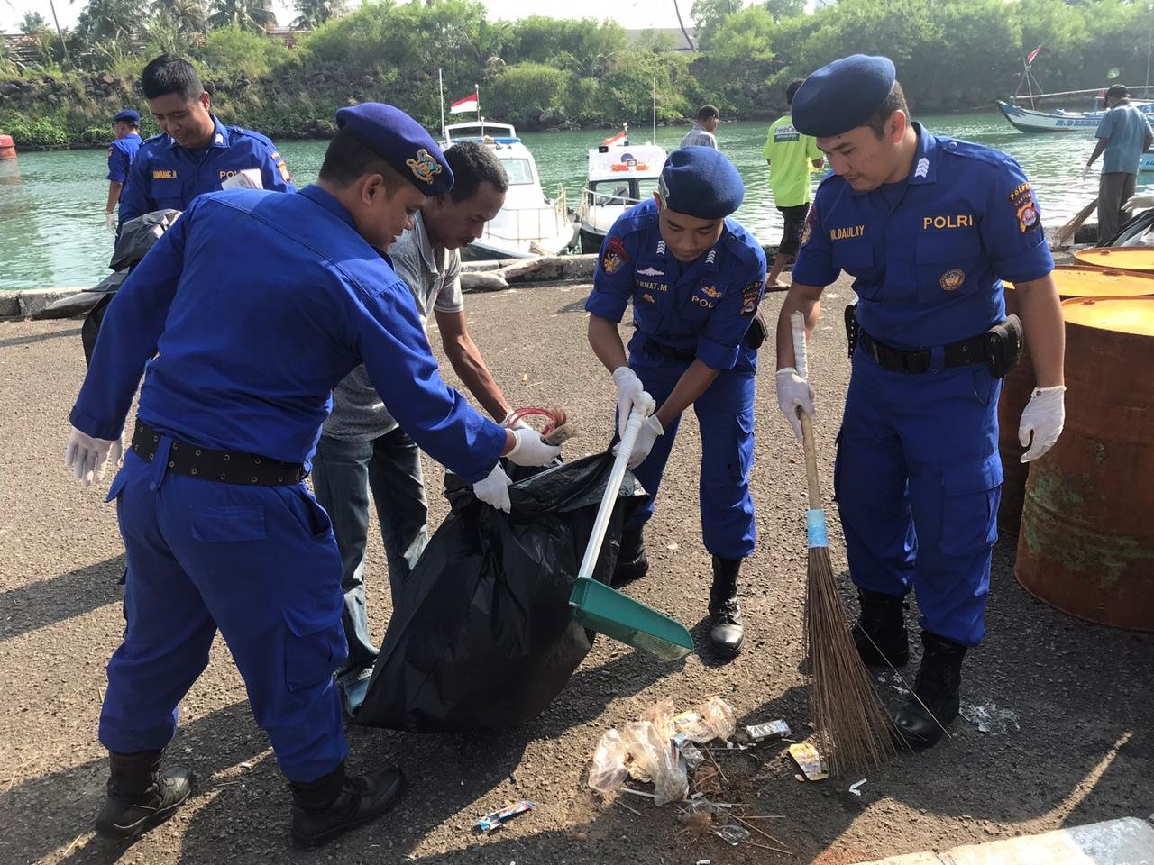 Ditpolair Polda Bantu Cegah Covid-19 dengan Giat Bersih-Bersih