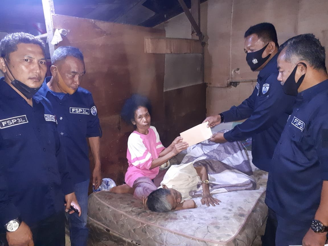 Forum TNI-Polri Pariaman Serahkan Bantuan untuk Warga Sakit Keras