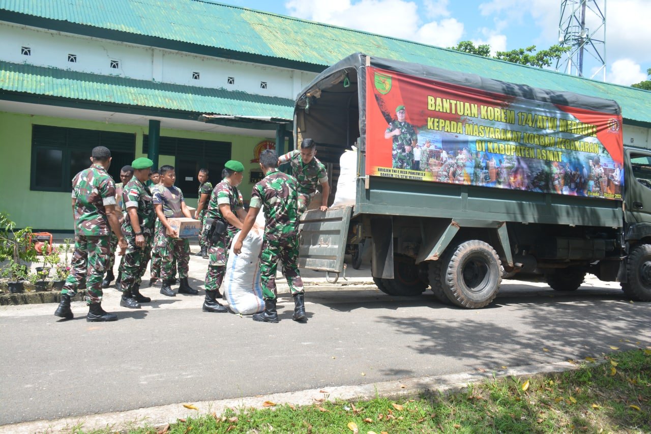 Danrem 174/ATW Bantu Korban Kebakaran Pasar Dolog Asmat dengan Sembako dan Pakaian Layak Pakai