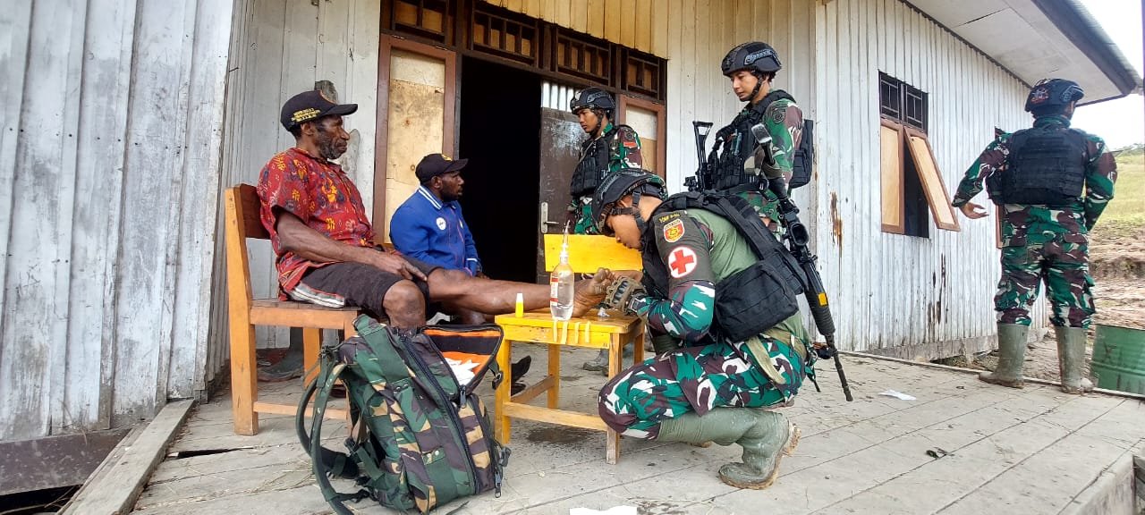 Tim Kesehatan Satgas Yonif Raider 321/GT Berikan Respon Cepat Pertolongan Warga Yigi