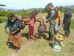 Ibu Papua Jauh Jalan Bawa Hasil Kebun, Satgas Yonif Raider 142/KJ Langsung Tindakan