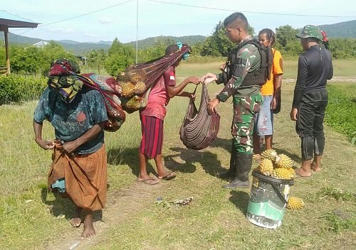 Ibu Papua Jauh Jalan Bawa Hasil Kebun, Satgas Yonif Raider 142/KJ Langsung Tindakan