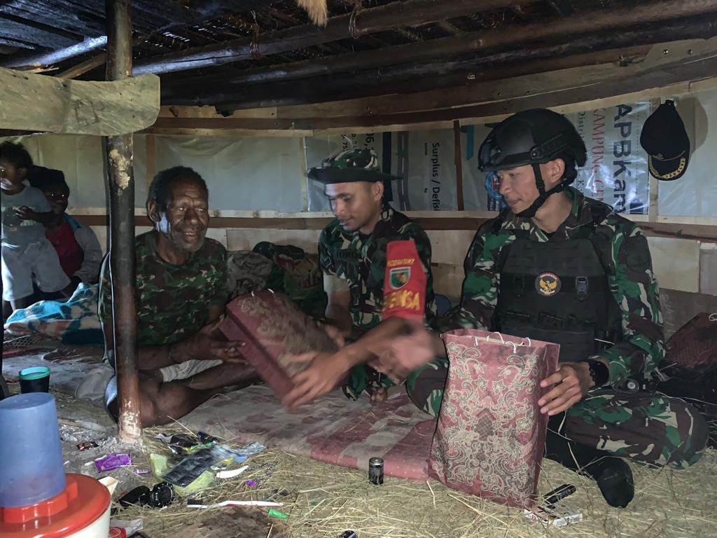 Yonif Mekanis 203/AK Satgas Anjangsana Bersama Babinsa Pererat Silaturahmi