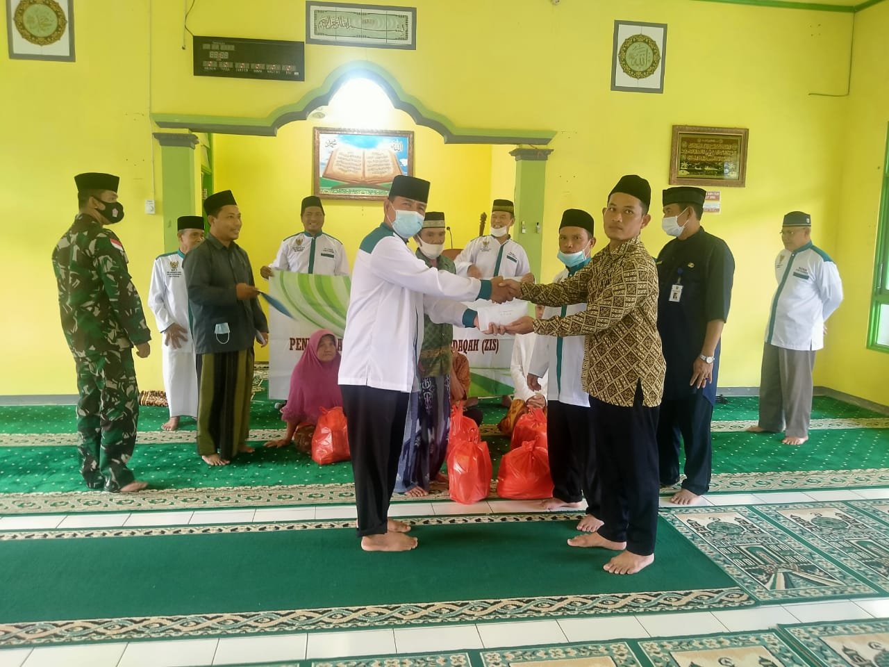 Babinsa Temajuk Actualizes Role by Helping Repair Foster Homes