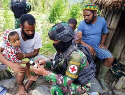 Tim Kesehatan Satgas Kodim Yalimo Yonif RK 751/VJS Periksa dan Obati Warga