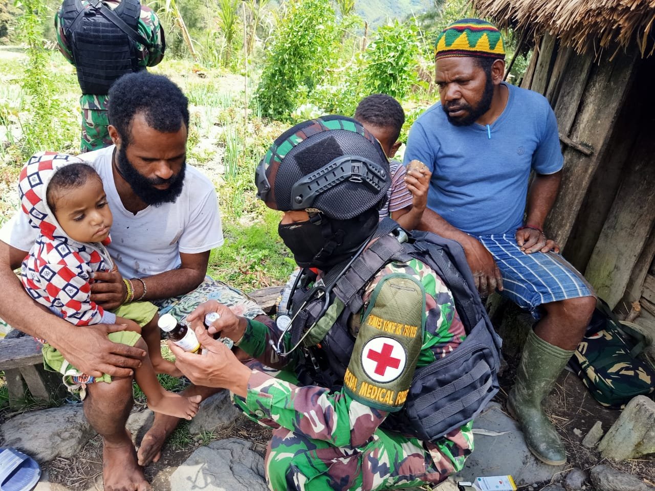 Tim Kesehatan Satgas Kodim Yalimo Yonif RK 751/VJS Periksa dan Obati Warga