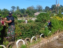 Program Jumat Bersih: Satgas Yonif 642 Bersama Warga Bersihkan Dusun dan Sekolah
