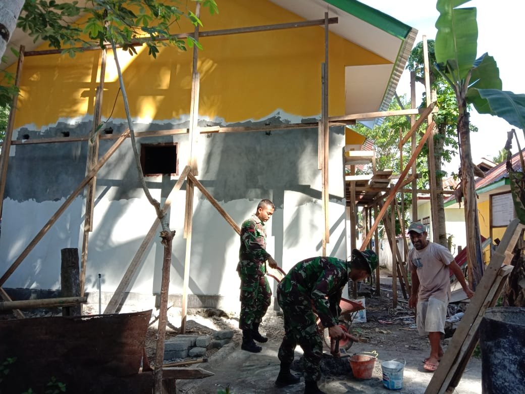 Satgas Yonif RK 136/TS Bantu Warga Bangun Rumah Dinas Guru di Lisabata