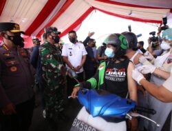 Panglima TNI dan Kapolri Tinjau Vaksinasi Drive Thru di Lanud Soewondo Medan