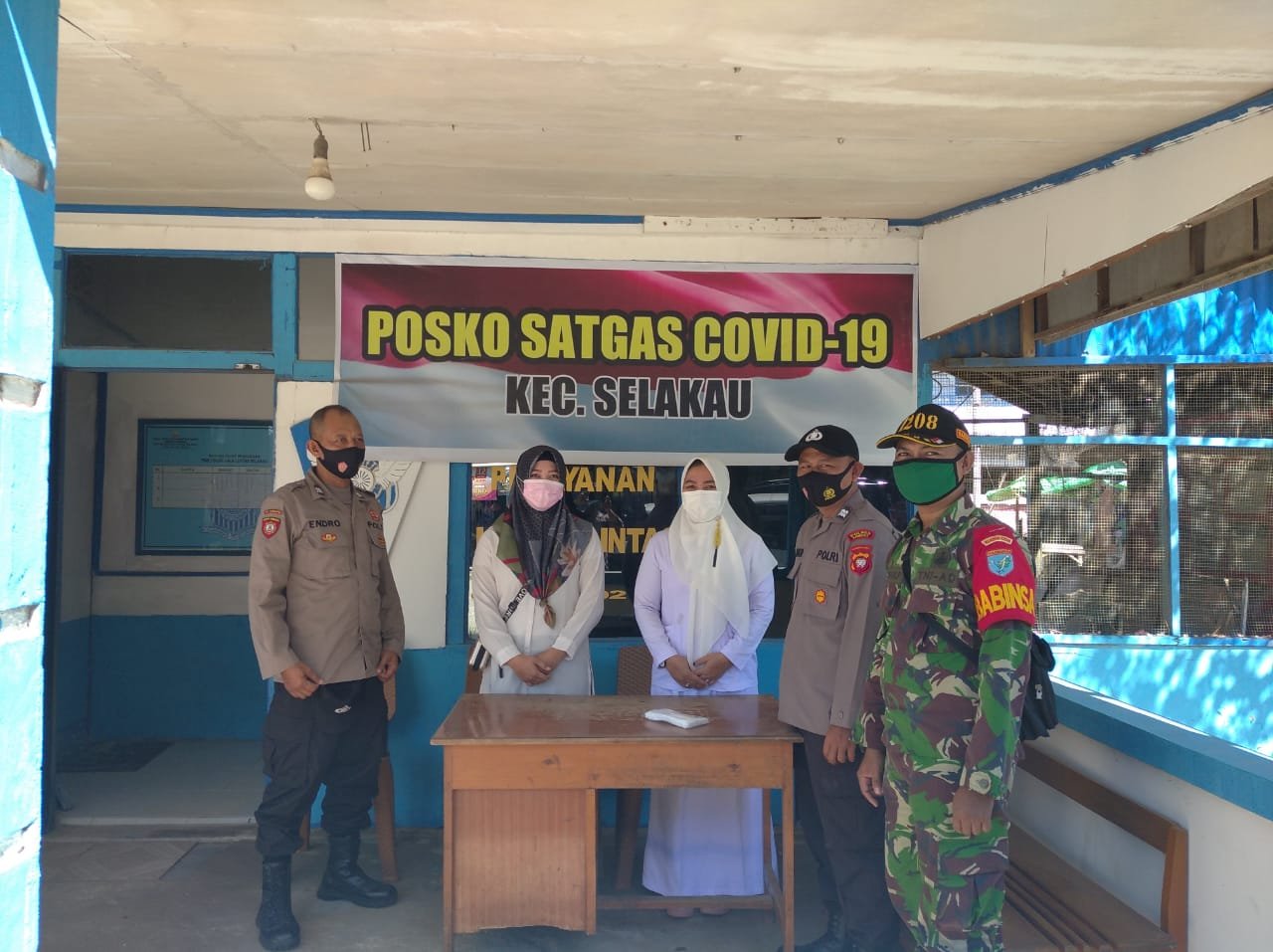 TNI-Polri dan Forkopimcam Selakau Ajak Warga Terapkan Prokes di Pasar