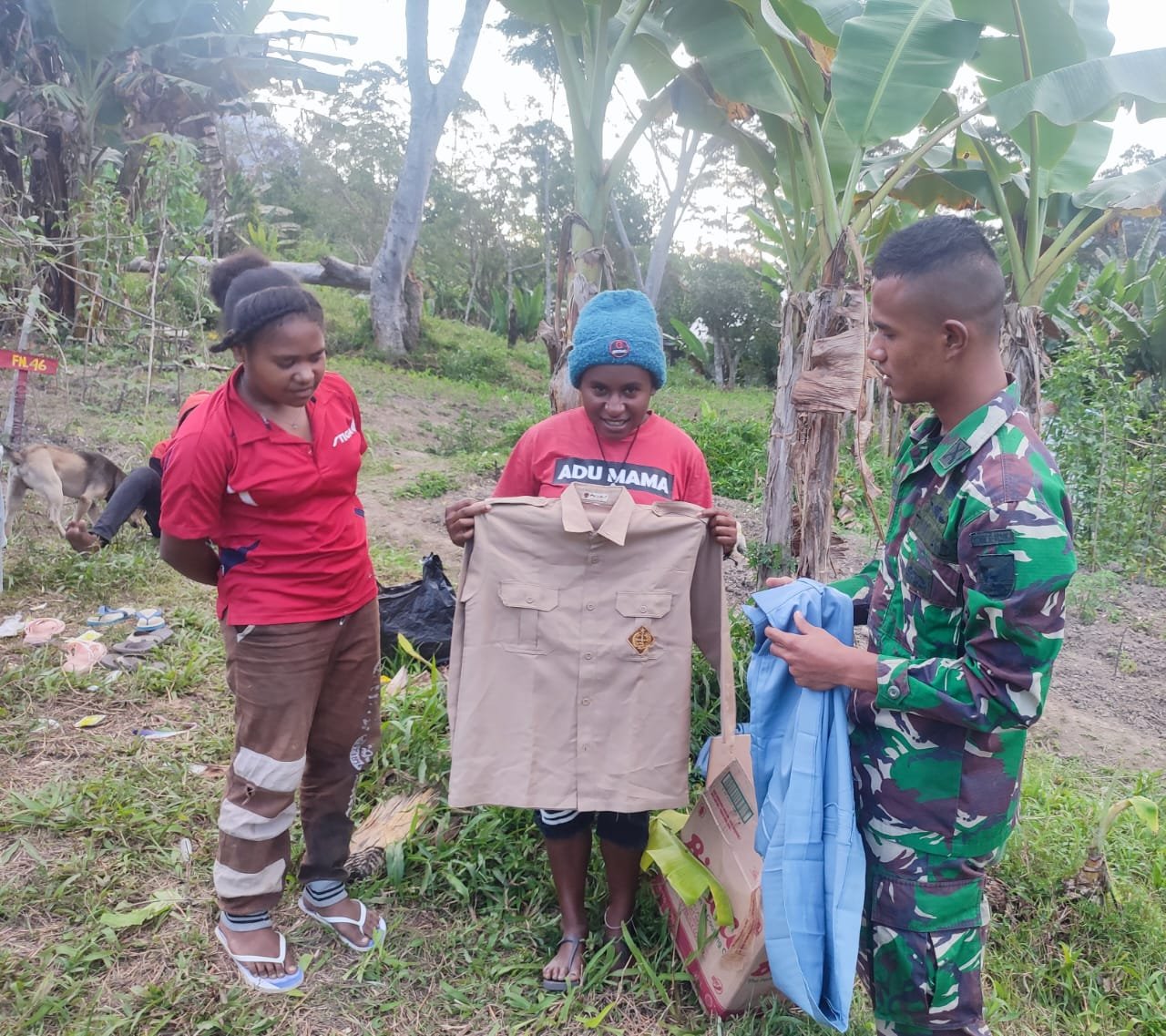 Tanda Cinta Kasih, Satgas Yonif Raider 142/Kj Beri Ini ke Warga