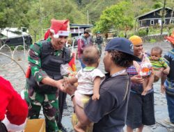 Kodim 1714/Puncak Jaya Bagikan 250 Bingkisan Natal untuk Anak-Anak