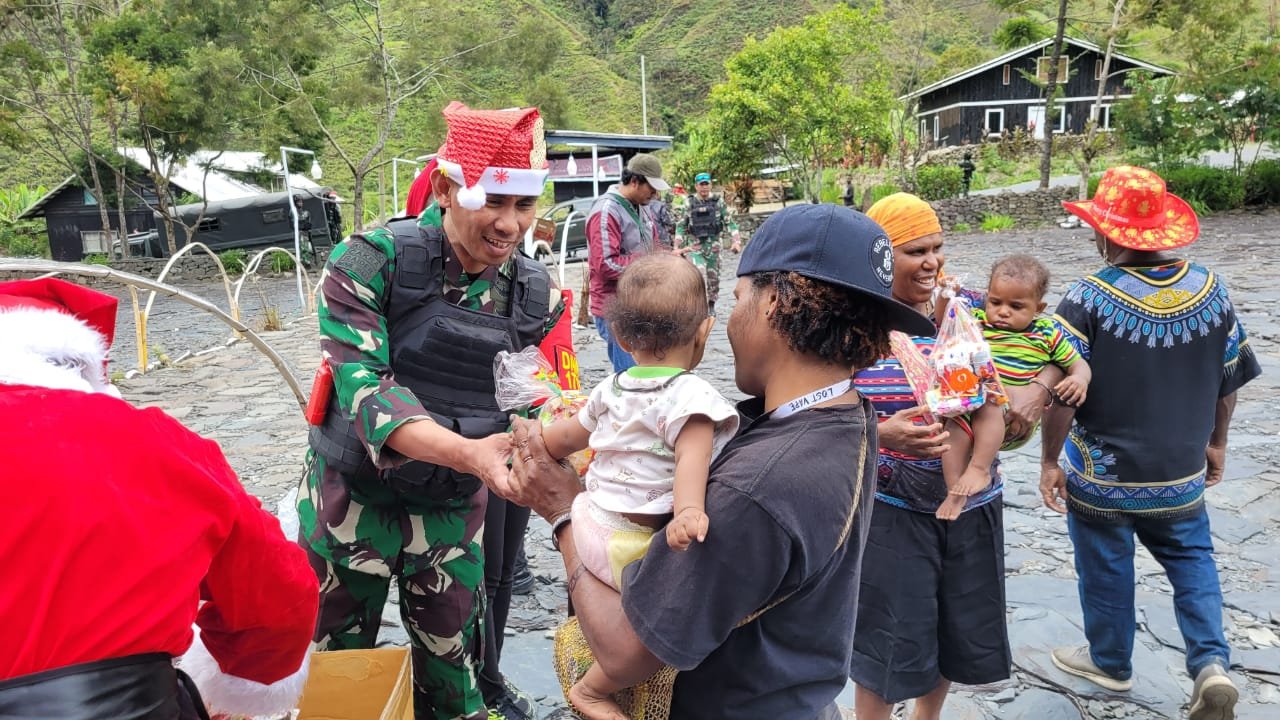 Kodim 1714/Puncak Jaya Bagikan 250 Bingkisan Natal untuk Anak-Anak