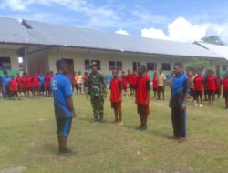 Siswa SMP Yakpesmi Berlatih Upacara Bersama Satgas Yonif Raider 142/KJ