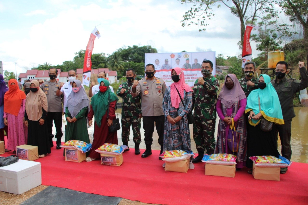 Satbrimob Kaltara Panen Raya dan Bhakti Sosial di Kampung Trengginas