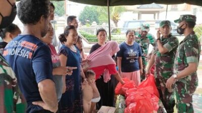 Korem 064/MY Bagikan Nasi Bungkus untuk Warga Terdampak Banjir