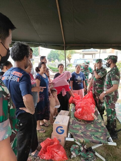 Korem 064/MY Bagikan Nasi Bungkus untuk Warga Terdampak Banjir