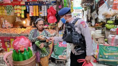 Detasemen Gegana Bagikan Masker Gratis sebagai Bentuk Peduli Covid-19