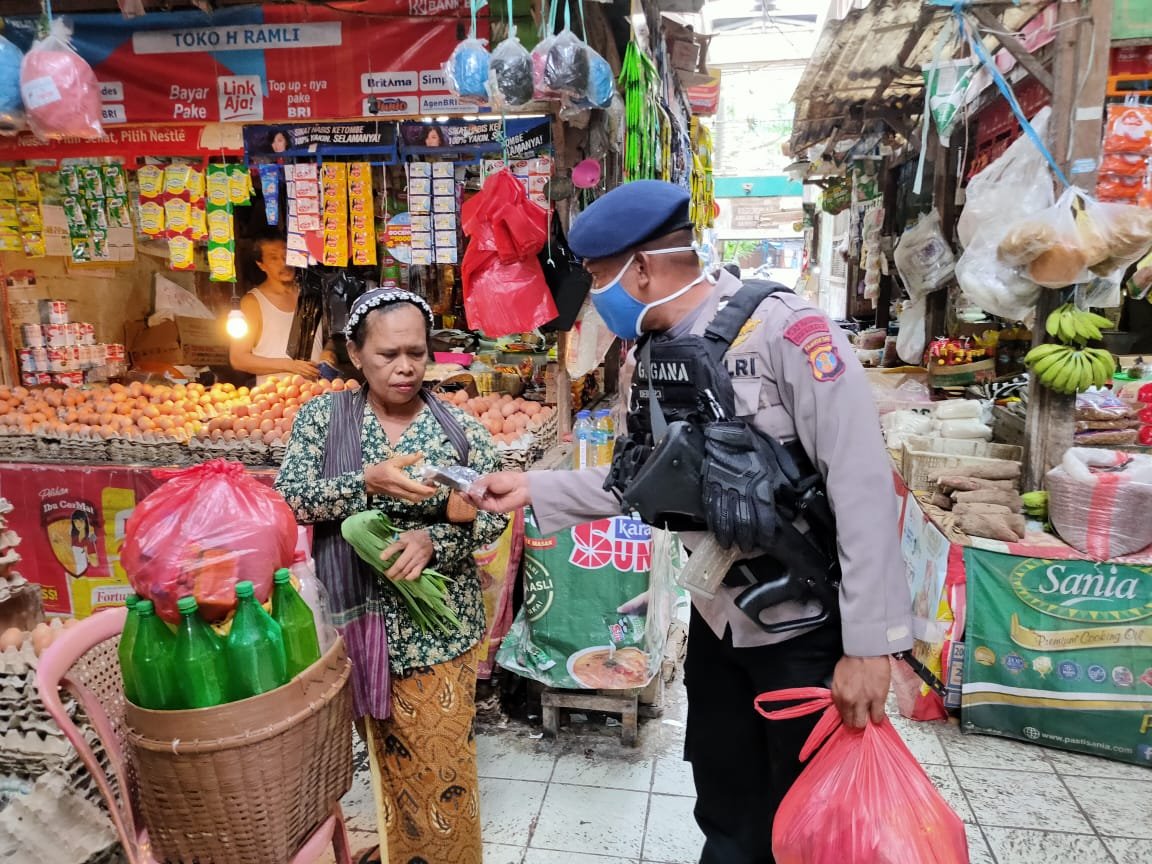 Detasemen Gegana Bagikan Masker Gratis sebagai Bentuk Peduli Covid-19