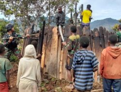 Satgas Yonif R 321/GT Bangun Honai Bersama Warga Mbua Papua Lestarikan Gotong Royong