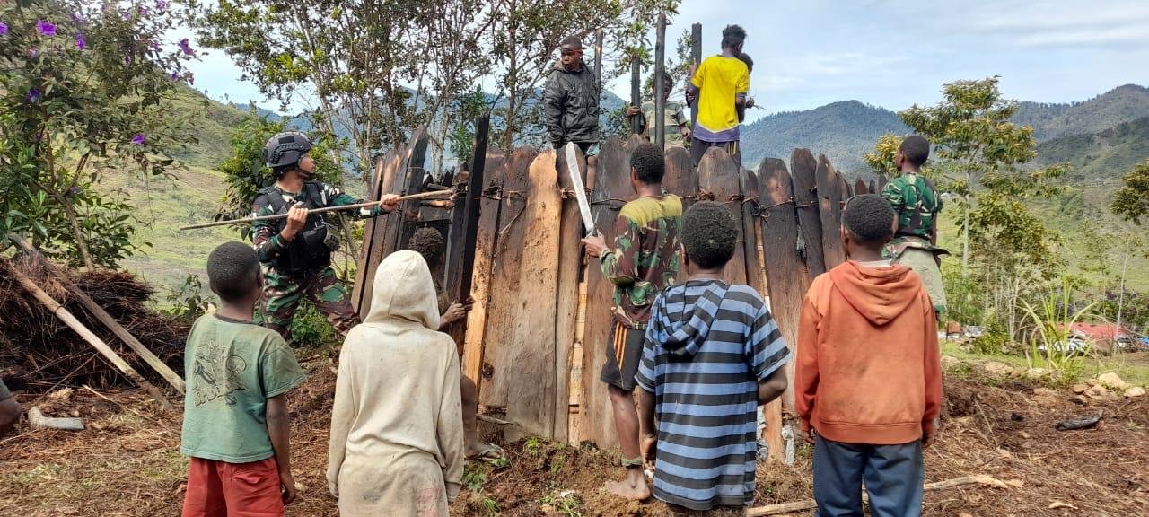 Satgas Yonif R 321/GT Bangun Honai Bersama Warga Mbua Papua Lestarikan Gotong Royong