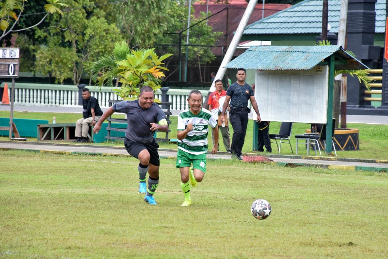 Pangdam Pattimura Pererat Kebersamaan Lewat Pertandingan Bola Bersama Media