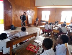 Satgas Pamtas Yonif Raider 142/KJ Tingkatkan Wawasan Kebangsaan Siswa di Tolikara