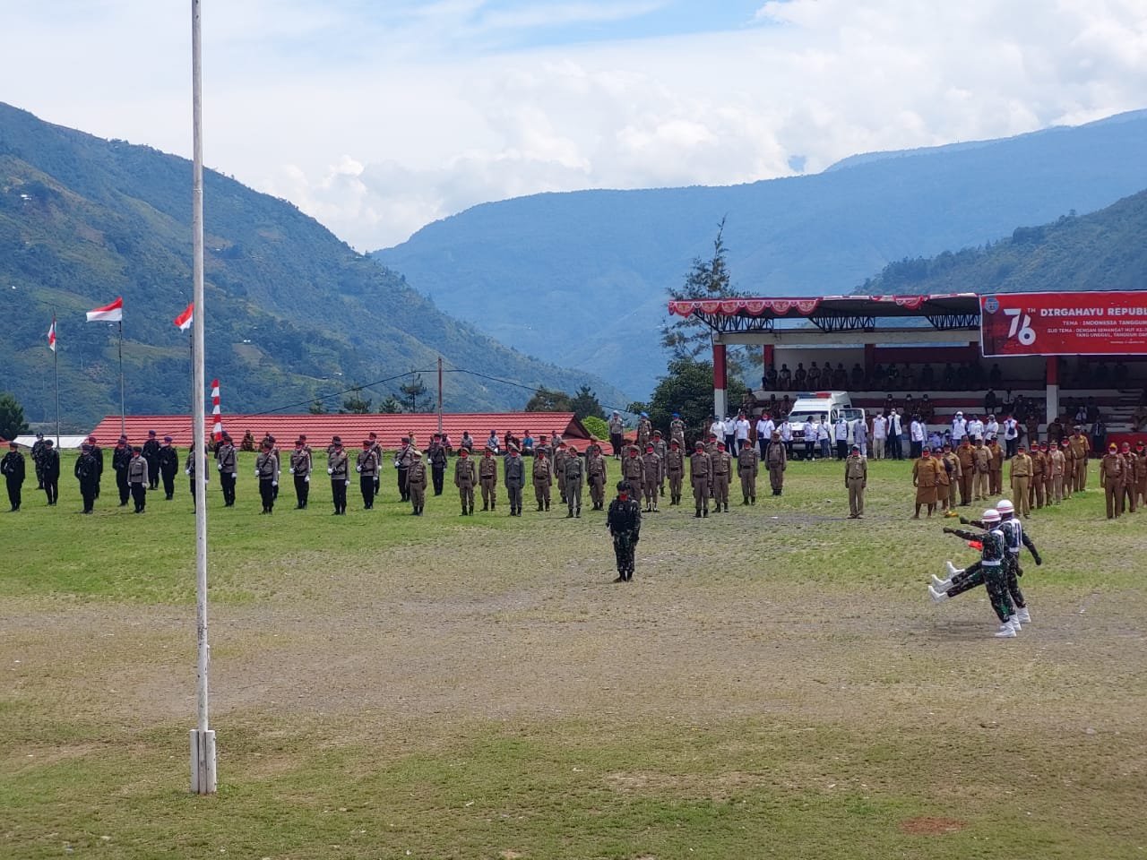 Satgas Yonif 751 Bantu Pemda Selenggarakan Upacara Pengibaran Bendera HUT RI Ke-76 di Tolikara