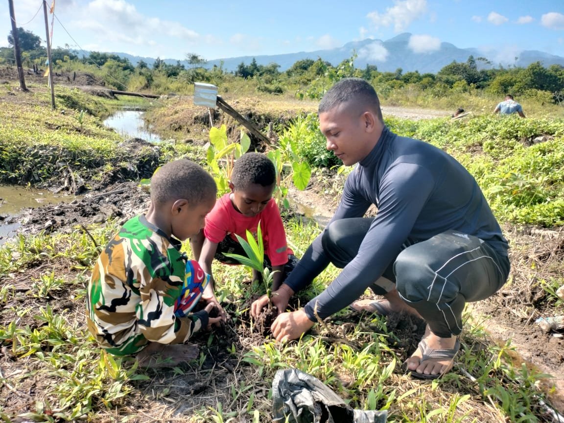 Yonif Raider 142/KJ Tanamkan Cinta Alam Pada Anak Papua Sejak Dini