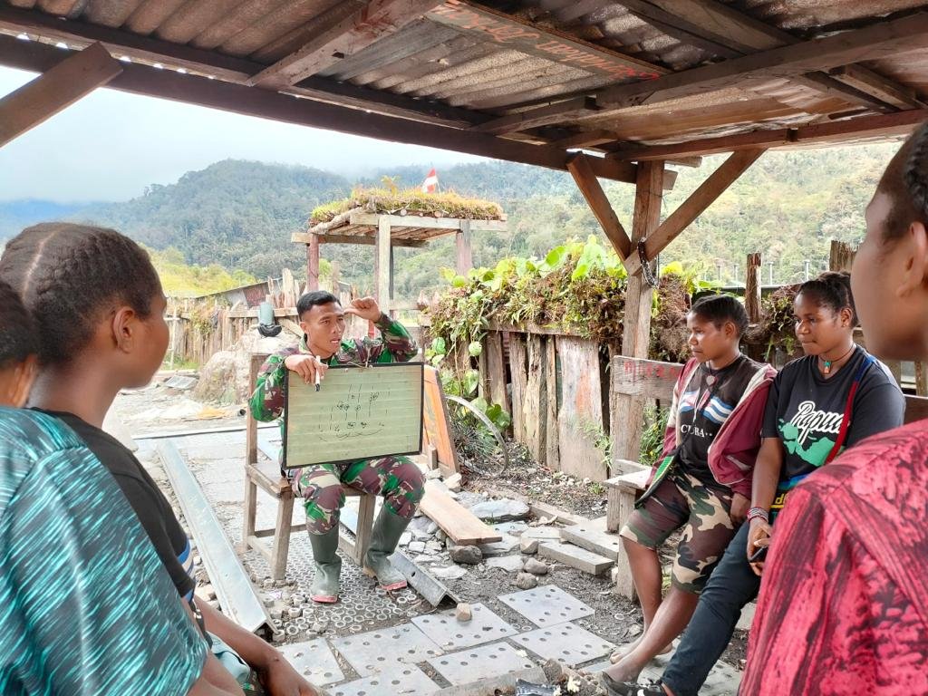 Satgas Yonif Raider 321/GT Kostrad Ajarkan Bahasa Inggris di Papua Pedalaman