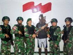Keluarga Eks TPN OPM Serahkan Senjata ke Satgas Yonif MR 411 Kostrad