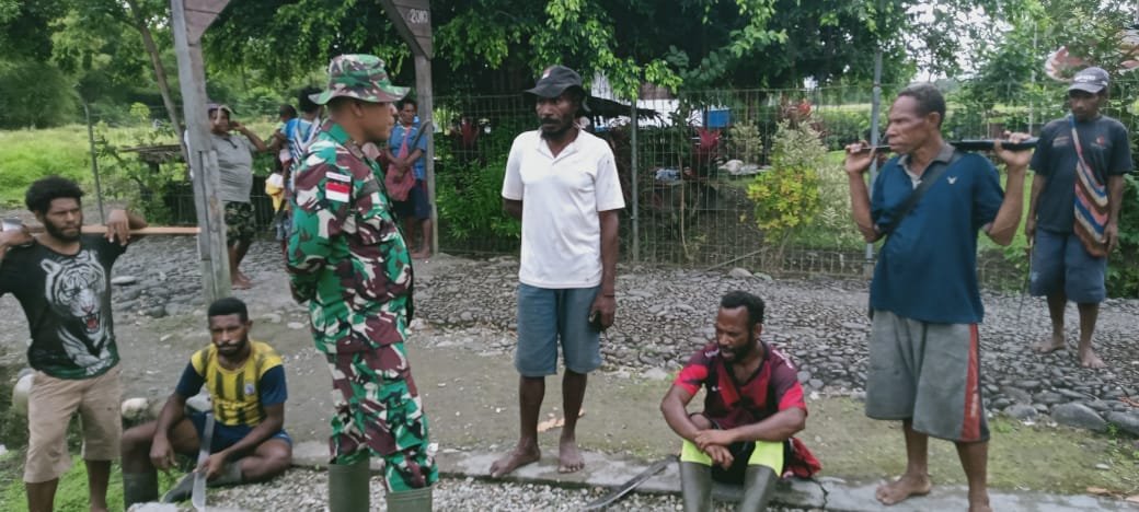 Warga Perbatasan Papua Senang Disambang Satgas Yonif 126/KC